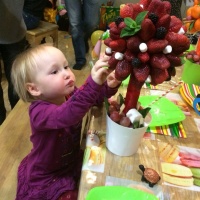 дерево из клубники с ягодами
